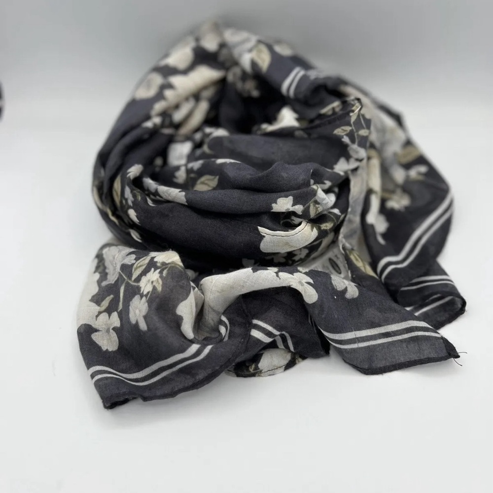 Scarf/Shawl Women’s Kimono style One Size Fits All Grey Floral Romantic‎